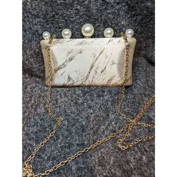 Vintage clutch with faux pearl accents and a gold tone chain strap - Picture 2 of 11